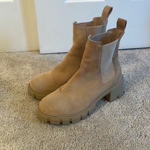 Size 8 tan Steve Madden booties